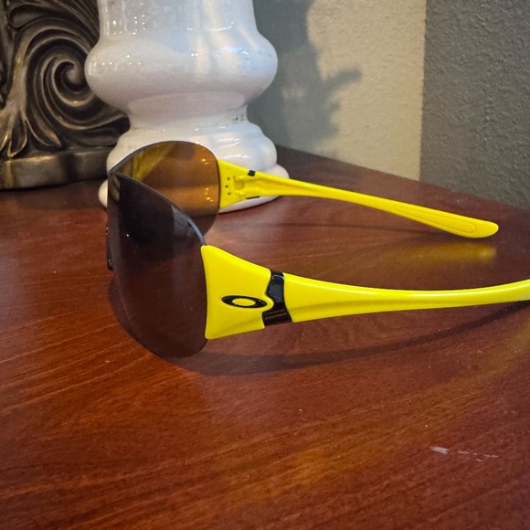 Oakley Miss Conduct Sunglasses Yellow NWOT Glasses - Picture 2 of 5